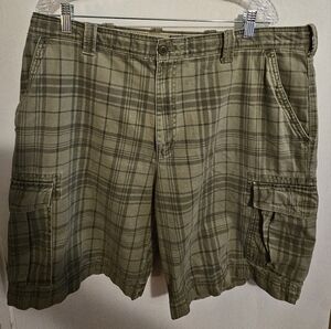 Izod Men's Olive Plaid Cargo Shorts Size 38